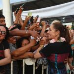 En Coyuca de Benítez, presidenta Claudia Sheinbaum entrega tarjetas de la Pensión Mujeres Bienestar; más de 74 mil mujeres reciben este apoyo en Guerrero