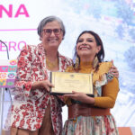 Durante la inauguración de la Utopía La Soberana, Clara Brugada recibió el Pergamino de Honor de ONU-Hábitat por el Modelo de Innovación Urbana de las Utopías